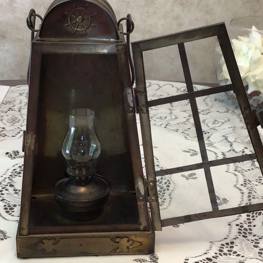 Antique Real Metal Kerosene/Oil Lantern with Handle. Beautiful details. - Picture 2 of 10